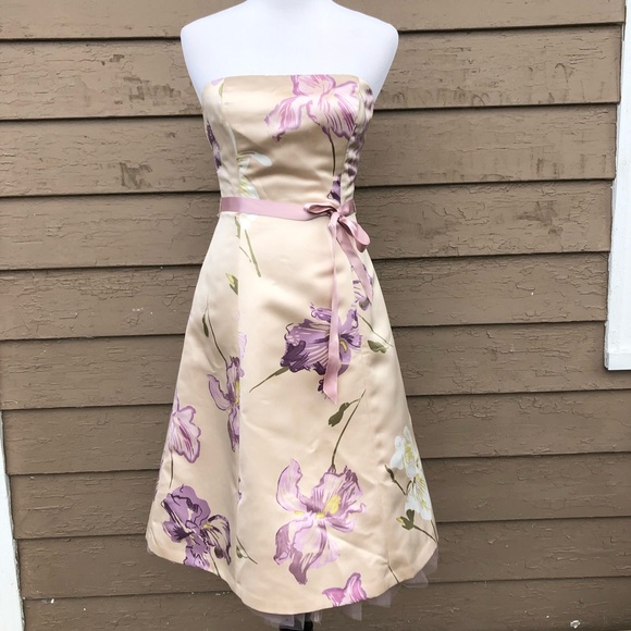 BCBGMaxAzria Dresses & Skirts - Bcbgmaxazria sweet strapless with ribbon tie!